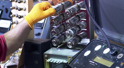 Phase de tests et de contrôle effectué par un techniciens formé en interne chez Jadis Electronics